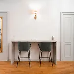 אכסניה The Host *