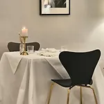 The Host אכסניה *