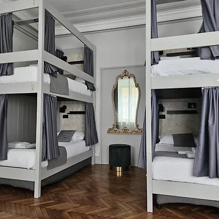 The Host Auberge de jeunesse